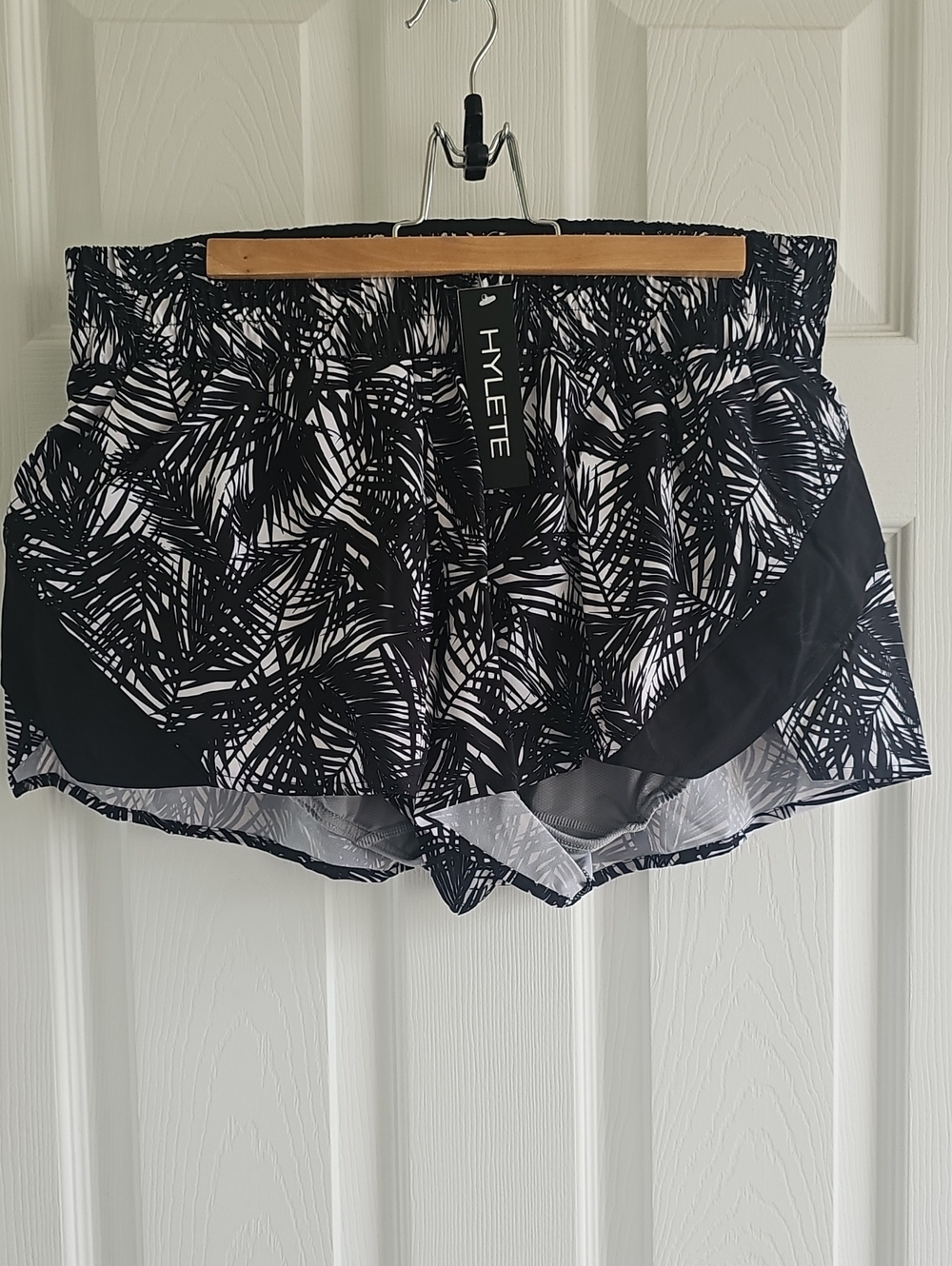 Hylete Women's Velos Short - Black & White Tropical - XL Performance Shorts